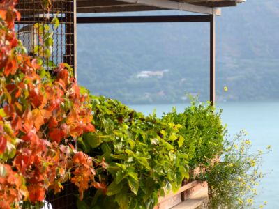 Scorcio del lago dal borgo