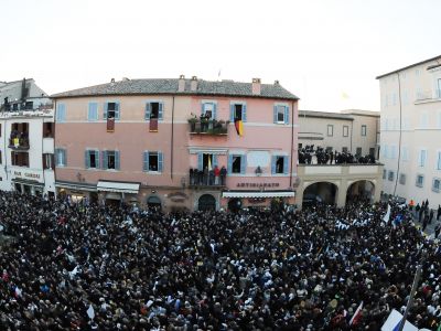 La folla dei fedeli