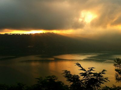 Lago al tramonto